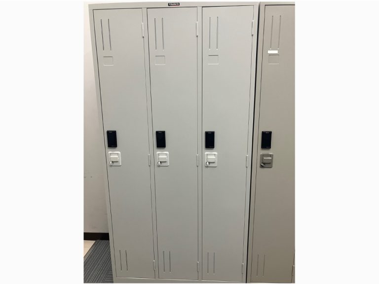 LC-902 디지털락 적용 사례 - 공장 직원용 스틸 로커 근접 설치 이미지