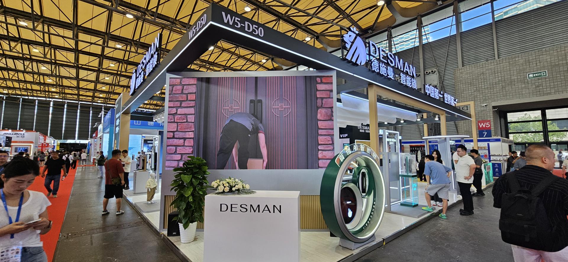 DESMANN(데스만) 스마트 도어락 부스, 플래그십 모델 전시 | DESMANN smart door lock booth showcasing flagship models