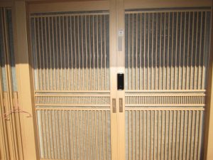 ID-602Bhook 디지털도어락 도입 사례 - 목재 미닫이문 전체 설치 이미지