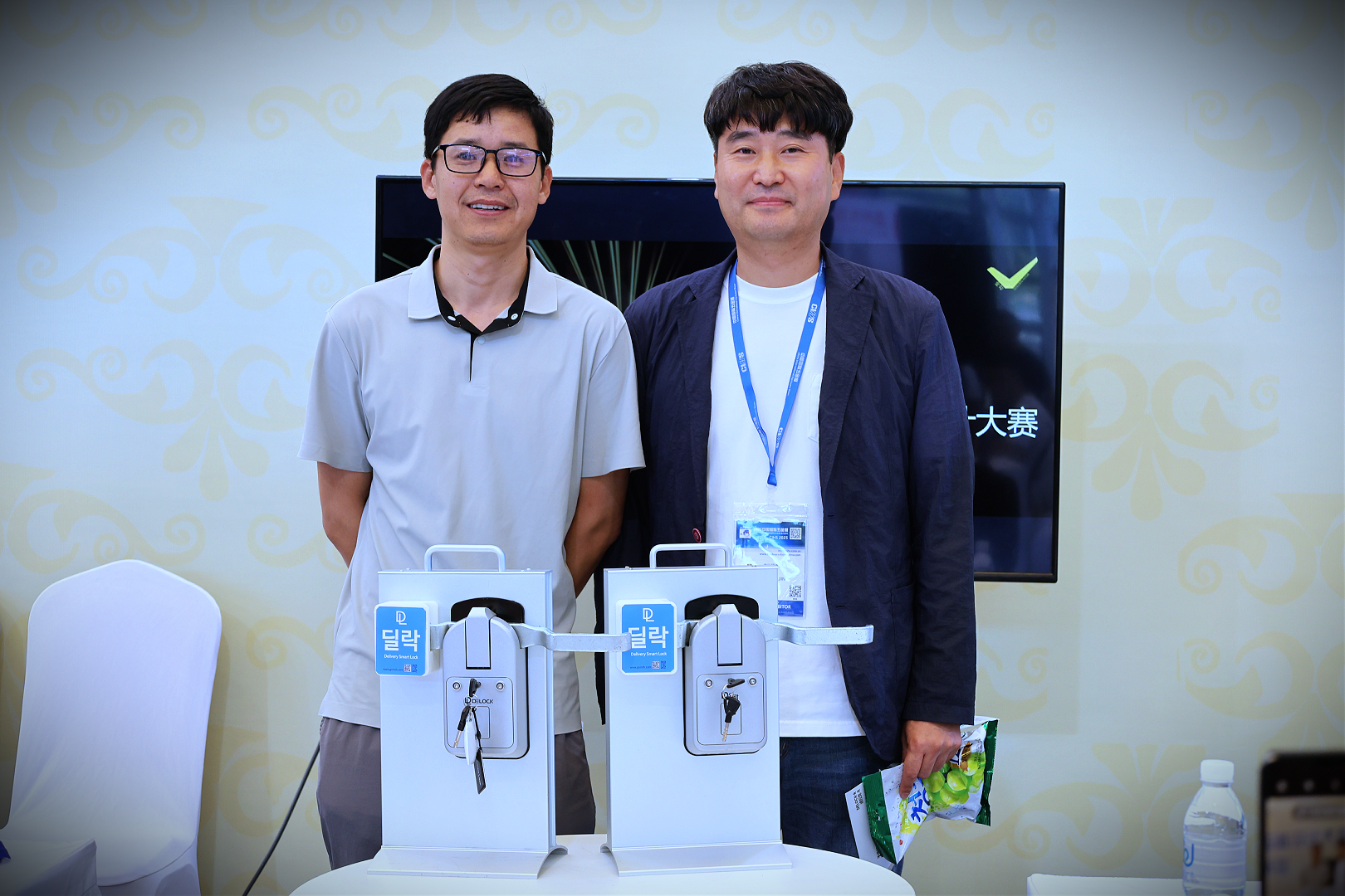 ALOA KOREA 회원사 GNINTH의 D’LOCK 수상 사진, 도어락 어워드 | Award-winning photo of GNINTH D’LOCK (ALOA KOREA member), smart door lock award