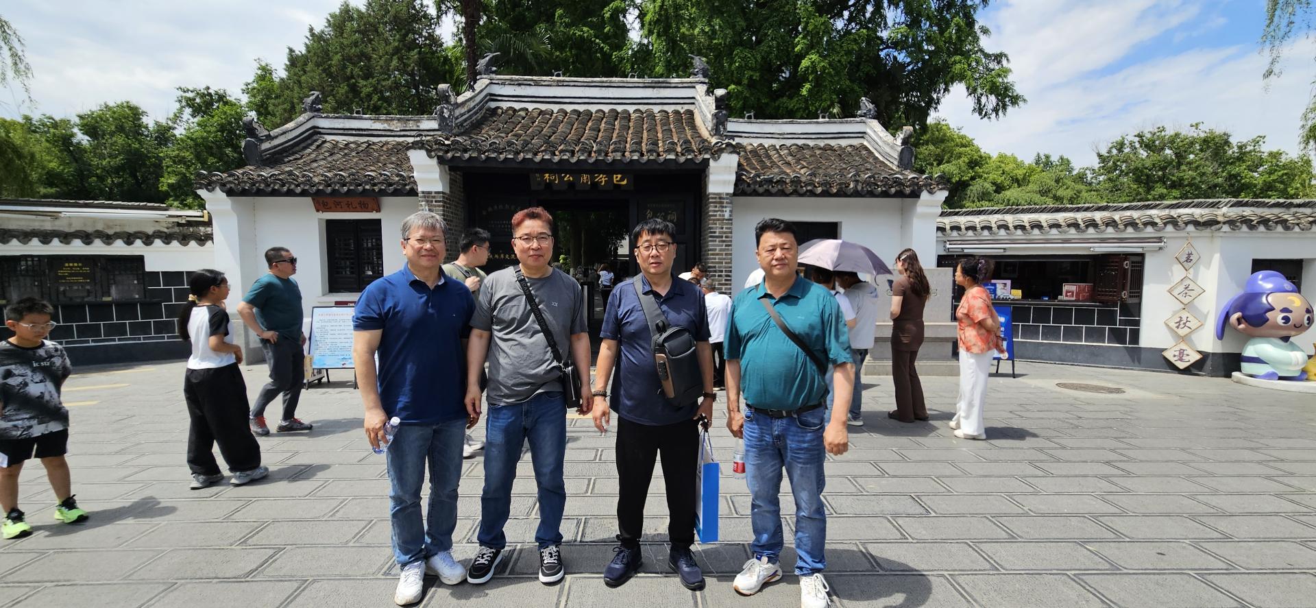 허페이 포청천 기념관 방문 기념 촬영
