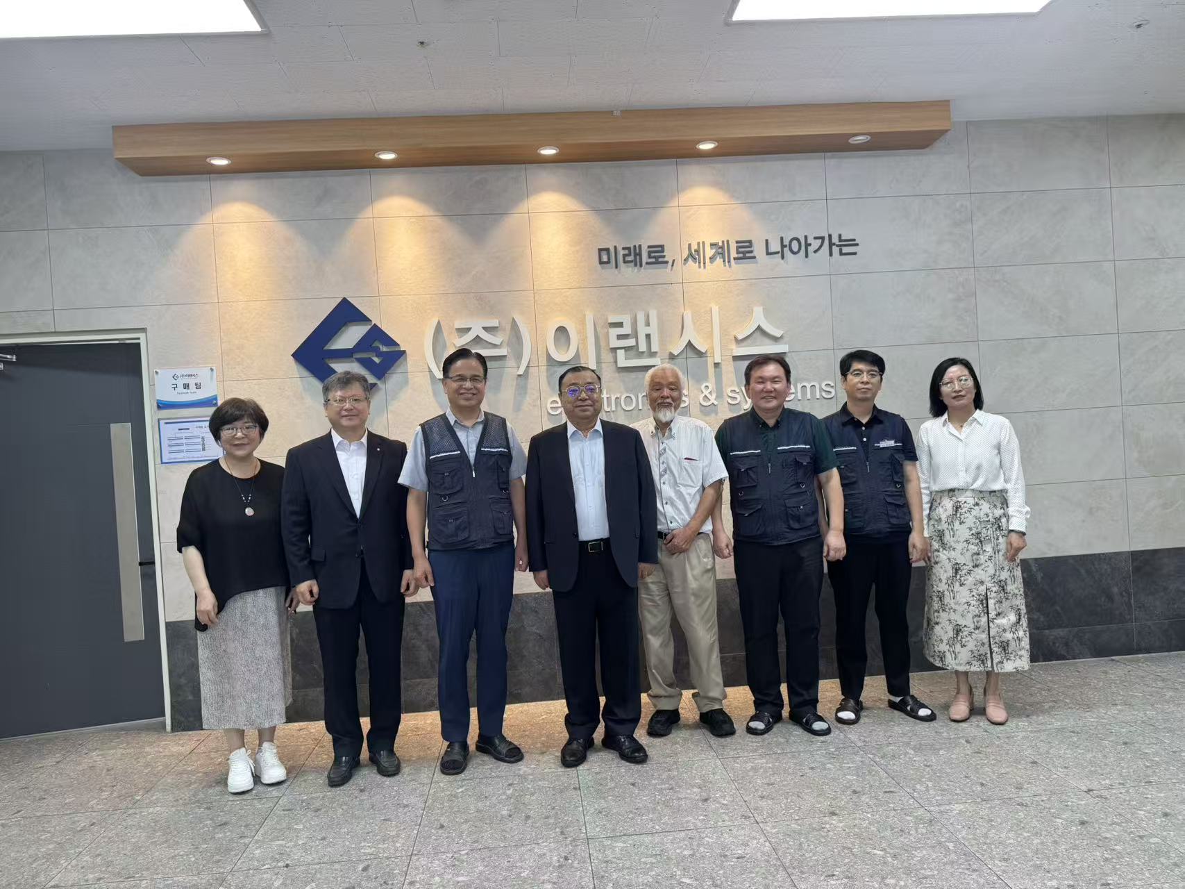 2025년 중국철물협회 한국 시찰단의 이랜시스 방문 기념사진