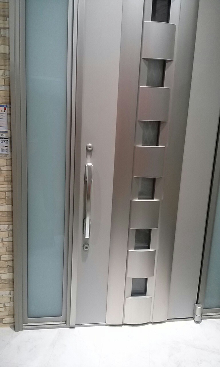 일본 도쿄 YKK 쇼룸에 전시된 주거용 푸쉬풀 현관문