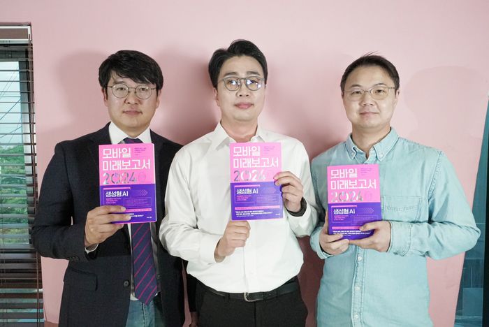 모바일미래보고서 2024'의 공동 저자인 송윤호 CBC그룹 총괄 대표(왼쪽부터)현경민 커넥팅랩 대표, G트레블 고욱 대표가 기념 촬영을 하고 있다. ⓒ데일리안 남궁경 기자