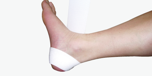 발 뒤꿈치에 바퀴를 끼우는