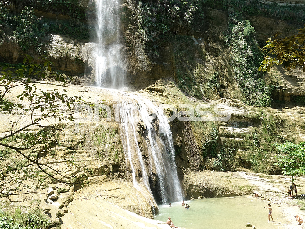 깐 우만따드 폭포에서 물놀이를 즐기는 여행자들