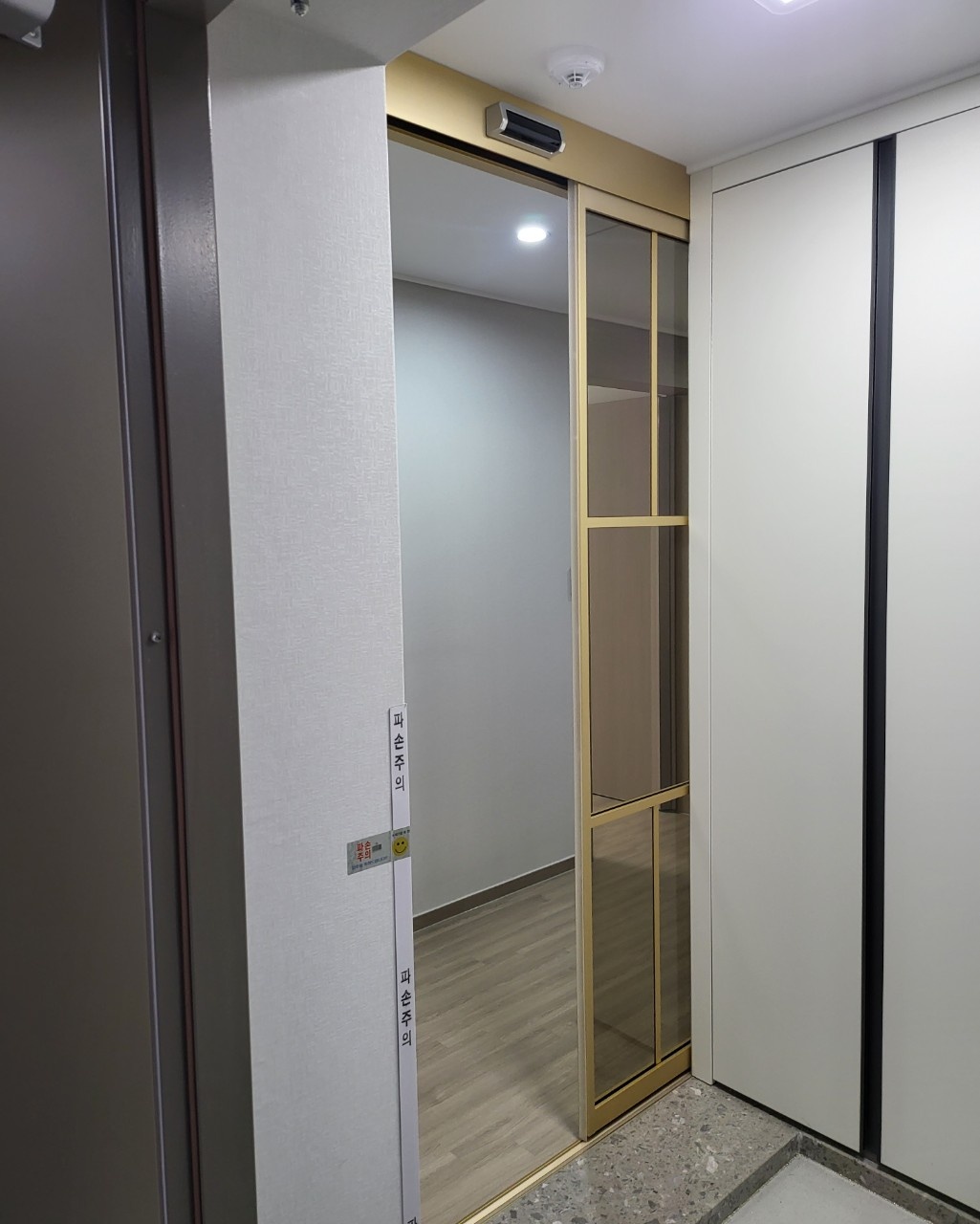 경북 문경코아루 노블 자동 원슬라이딩 골드 브론즈 1190*2300 : 한화하우징