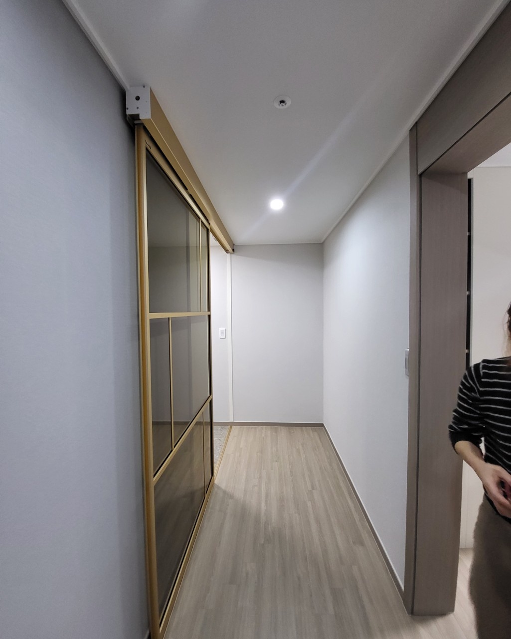 경북 문경코아루 노블 자동 원슬라이딩 골드 브론즈 1190*2300 : 한화하우징