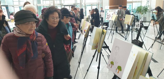 ▲ 큰나무사회적협동조합의 ‘나의 인생 그림일기’ 전시회가 20일 시청 로비에서 임성희 대표이사장,유종우 원주시노인회장,어르신 등이 참석한 가운데 열렸다.