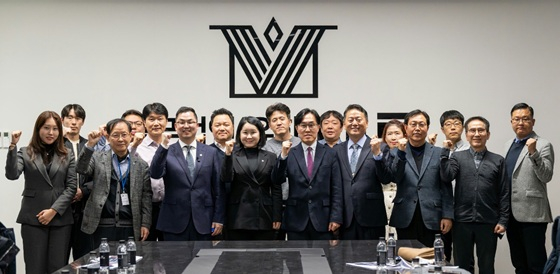 대륜 기업성장센터 이예섬 부대표(사진 앞줄 왼쪽 4번째) 및 한국기업재난관리사회 양준 회장(사진 앞줄 왼쪽 5번째) 등 세미나 참가자들이 기념사진을 촬영 중이다/사진제공=한국기업재난관리사회