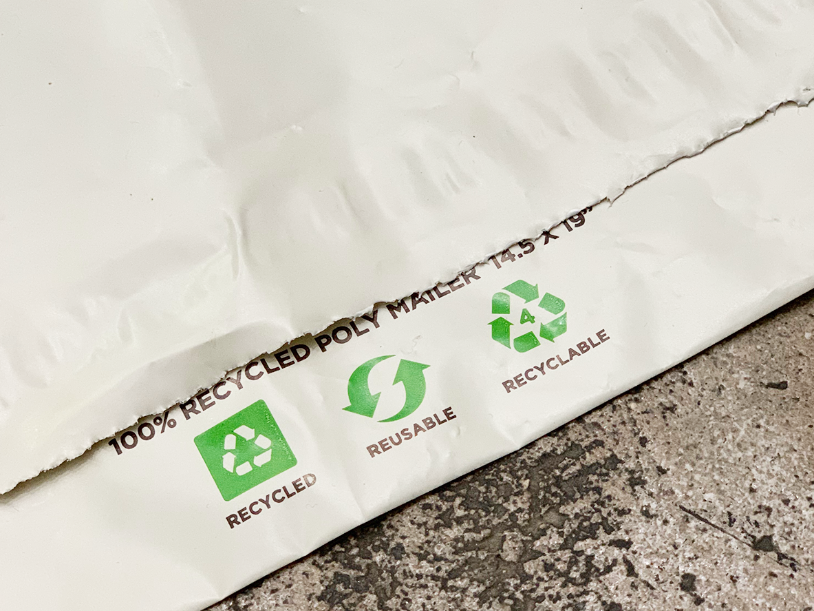 100% 리사이클 플라스틱으로 만든 택배 봉투로, 절취선이 하나 더 있어 한 번 더 재사용이 가능하고 사용 후에는 재활용 플라스틱으로 분류해서 버리면 됩니다.