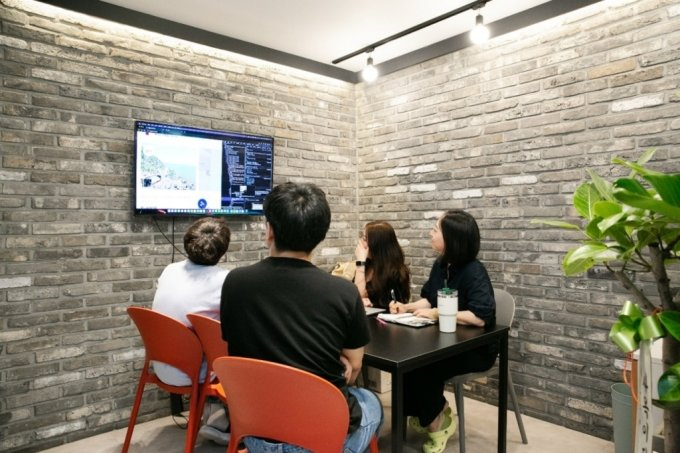 지니웍스 개발팀원들이 코드를 리뷰 중이다/사진제공=지니웍스