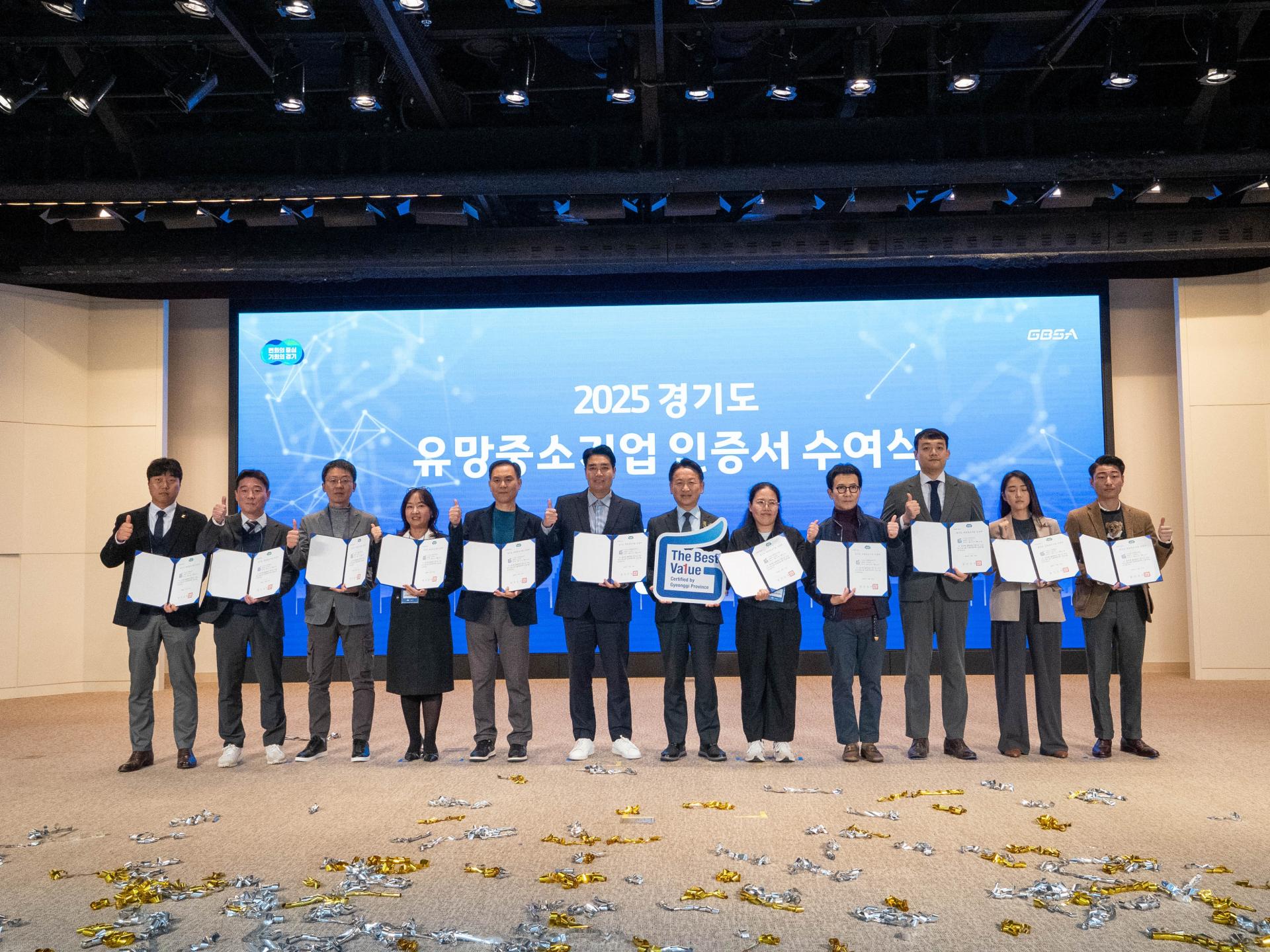 테이블 단체사진2.jpg