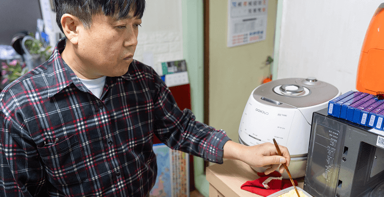 식사를 준비하는 아빠