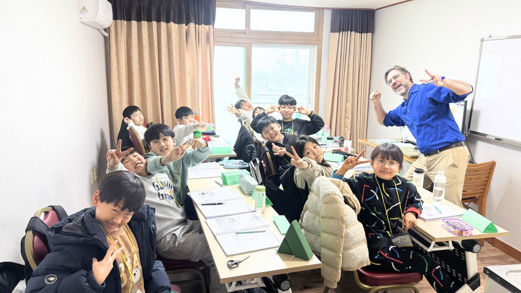 원어민 선생님과 함께 웃으며 수업하는 지난 제주캠프 아이들
