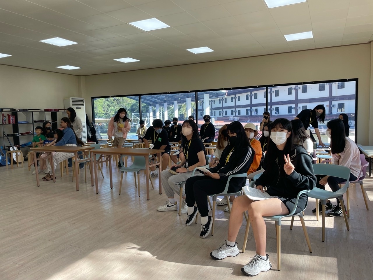 채광이 좋은 교실에서 함께 학습하는 학생들