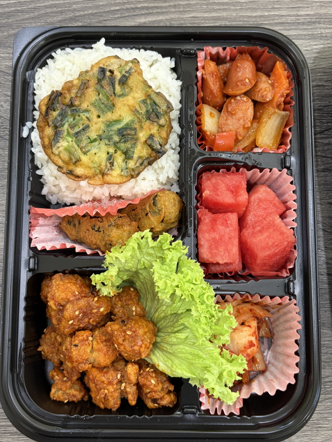치킨과 과일, 전과 반찬으로 구성된 케플러 도시락 예시