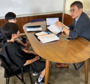 교사가 학생을 개별 지도하는 장면