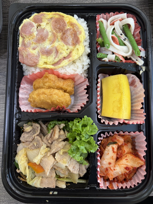 밥과 계란, 고기와 채소 반찬으로 구성된 케플러 도시락 예시