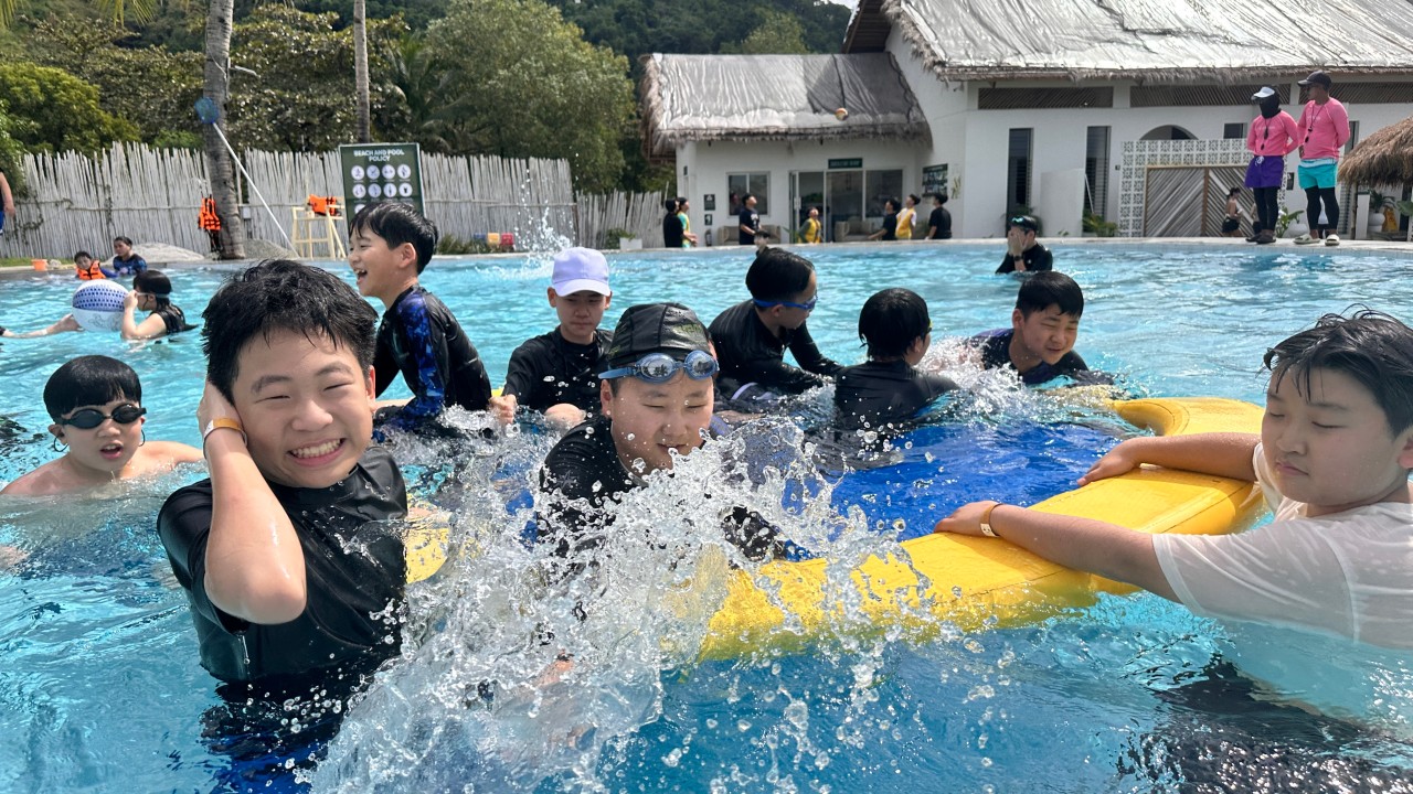 튜브 주변에서 함께 물놀이하는 학생들