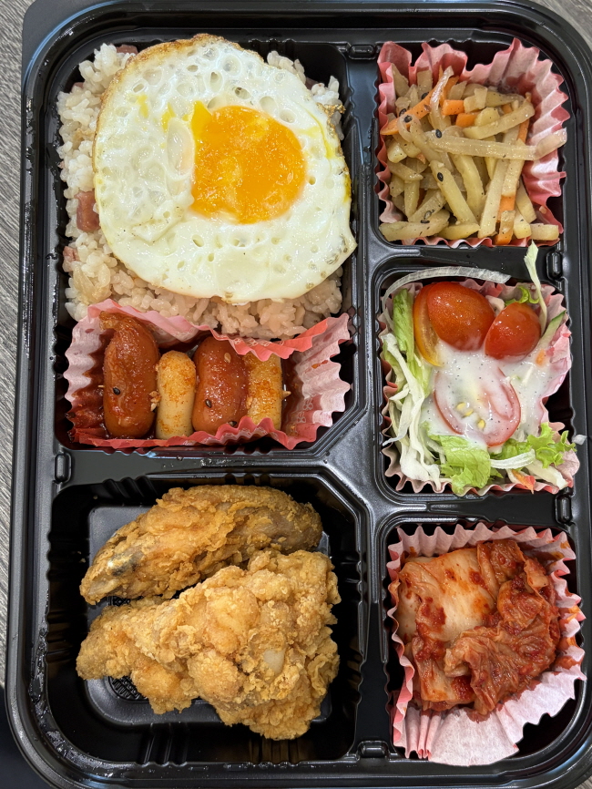 볶음밥과 계란, 치킨과 샐러드로 구성된 케플러 도시락 예시