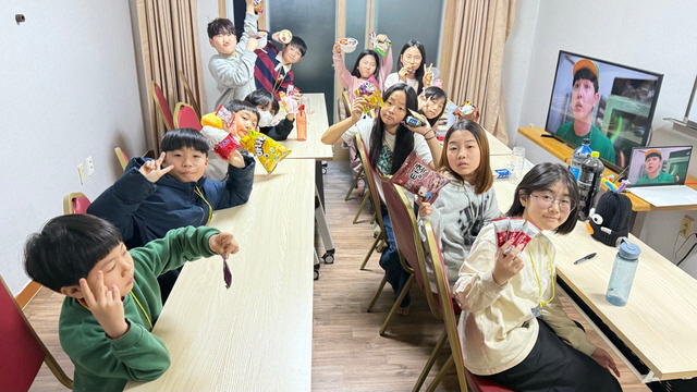함께 활동하는 지난 제주캠프 아이들 · SMIS 브랜드필름 커버