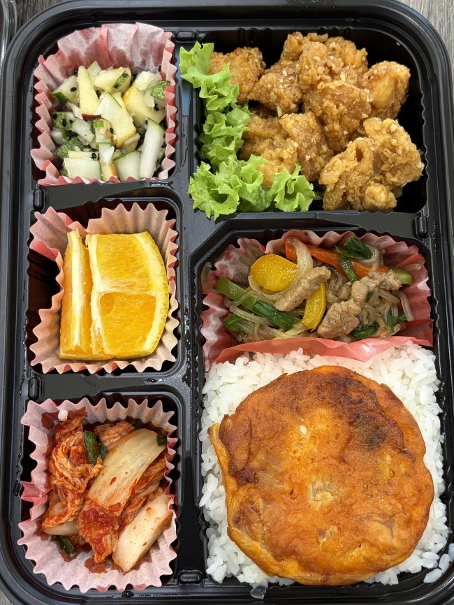 밥과 전, 치킨과 과일로 구성된 케플러 도시락 예시