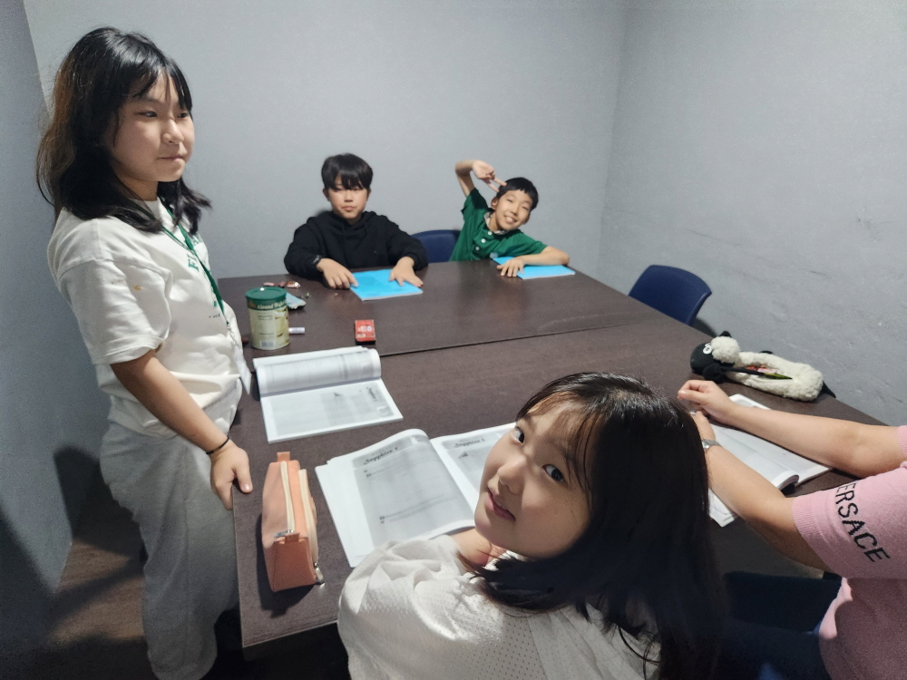 그룹 교실에서 함께 수업하는 학생과 강사