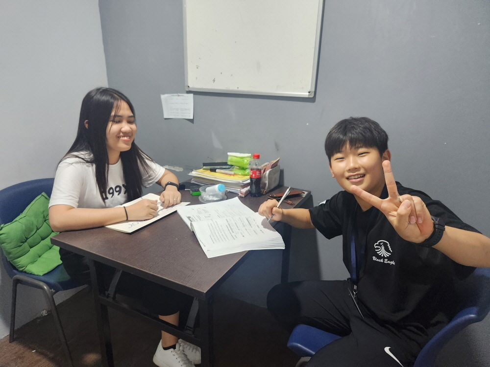 개인 강의실에서 강사와 함께한 학생