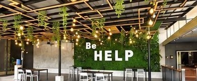 HELP 녹색 벽이 있는 카페테리아