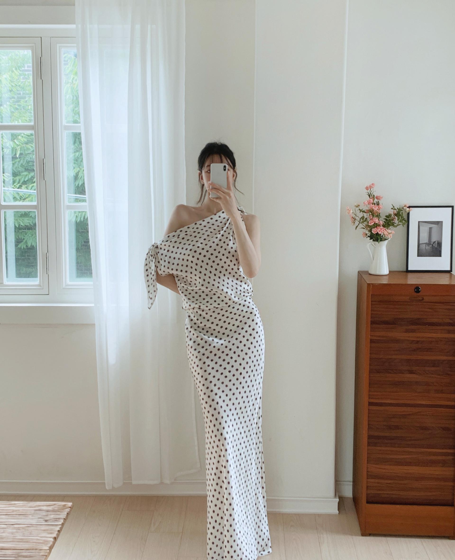 EXCLUSIVE (Silk100) 로제트 원숄더 타이 드레스