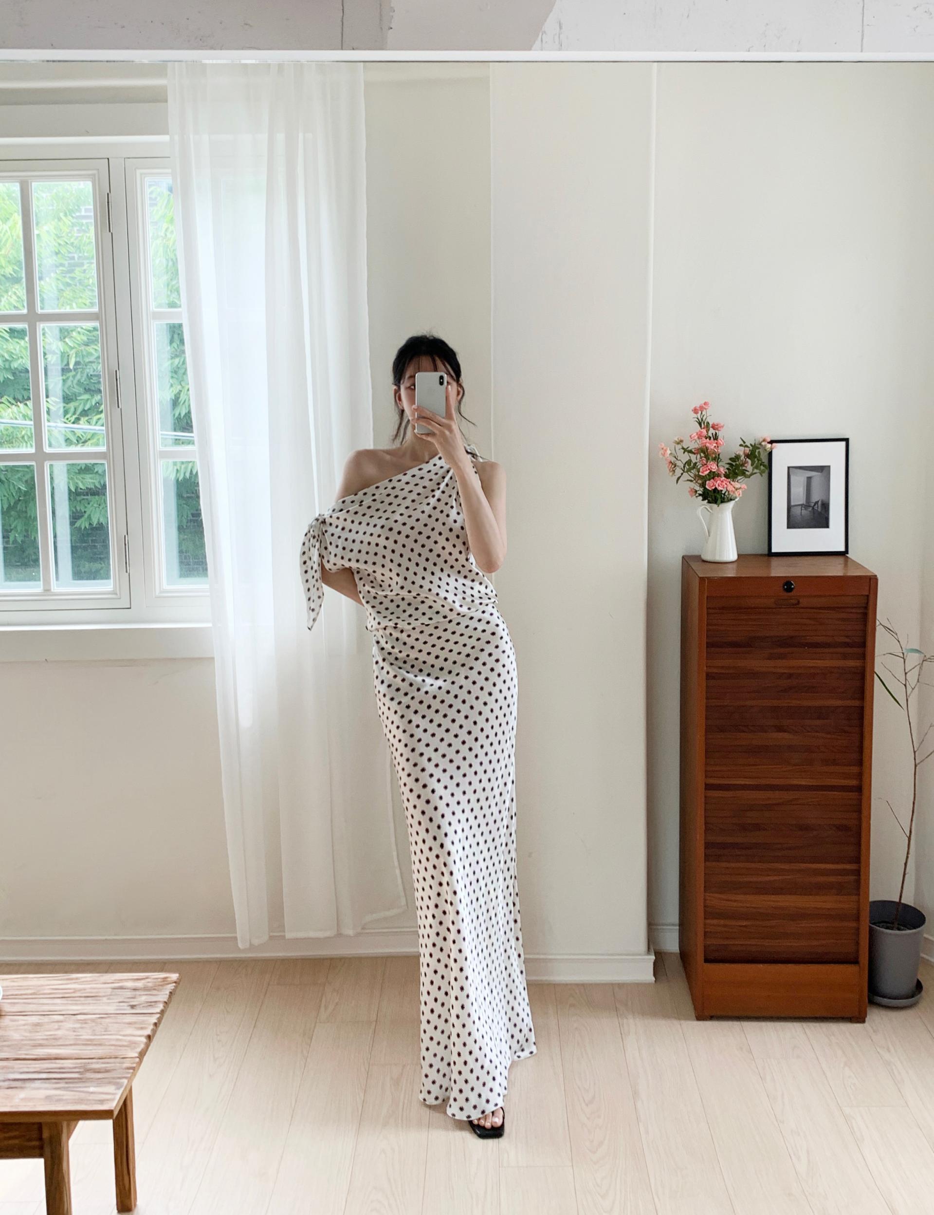 EXCLUSIVE (Silk100) 로제트 원숄더 타이 드레스