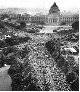 <사진 설명> 1960년 일본 안보투쟁 당시 국회의사당을 포위한 시위대. 신미일안보조약 체결을 둘라싸고 일본 현대사에서 예외적인 격렬한 대중시위가 전개되었다._출처 위키미디어