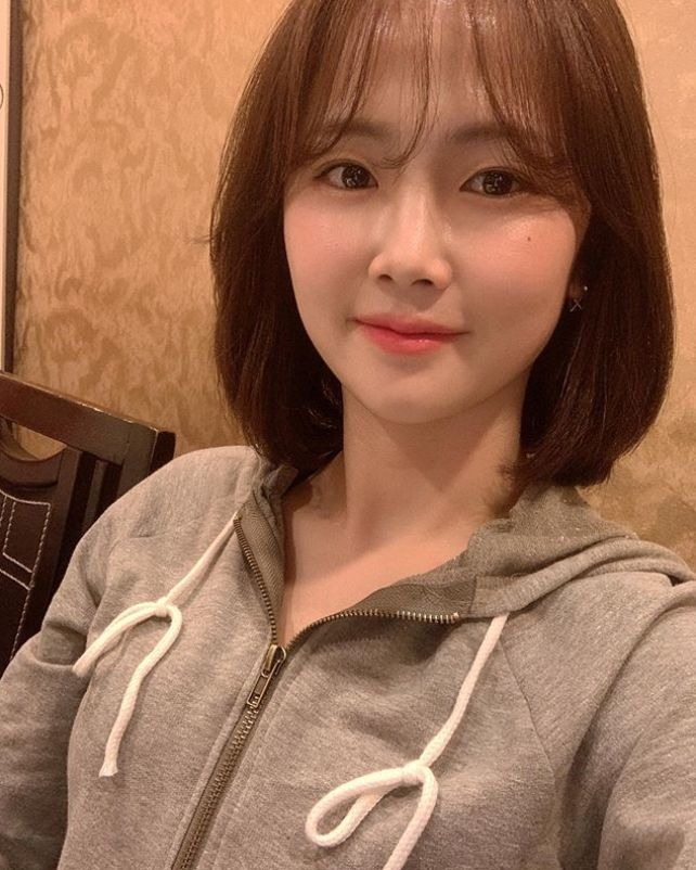 그라운드 밖에서 사복을 입은 여자축구선수 이민아. [사진 이민아 인스타그램]