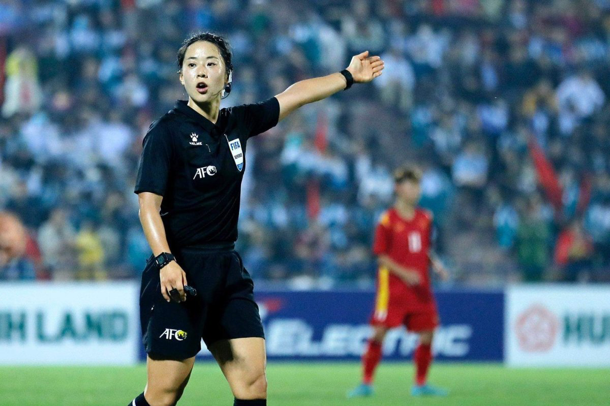 김유정 심판이 한국인으로는 12년 만에 올림픽 본선 경기 주심을 맡는다. 김 심판은 국제축구연맹(FIFA)이 발표한 21명의
2024 파리 올림픽 주심 명단에 이름을 올렸다. 사진은 김 심판이 지난해 20세 이하(U-20) 여자 아시안컵 지역 예선에서
주심으로 경기를 진행하는 모습. 김유정 심판 제공