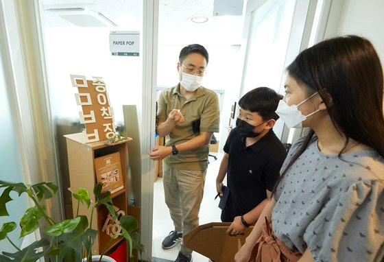 박대희(왼쪽) 페이퍼팝 대표가 종이 가구의 특징과 제작 과정을 소중 학생기자단에게 설명했다.