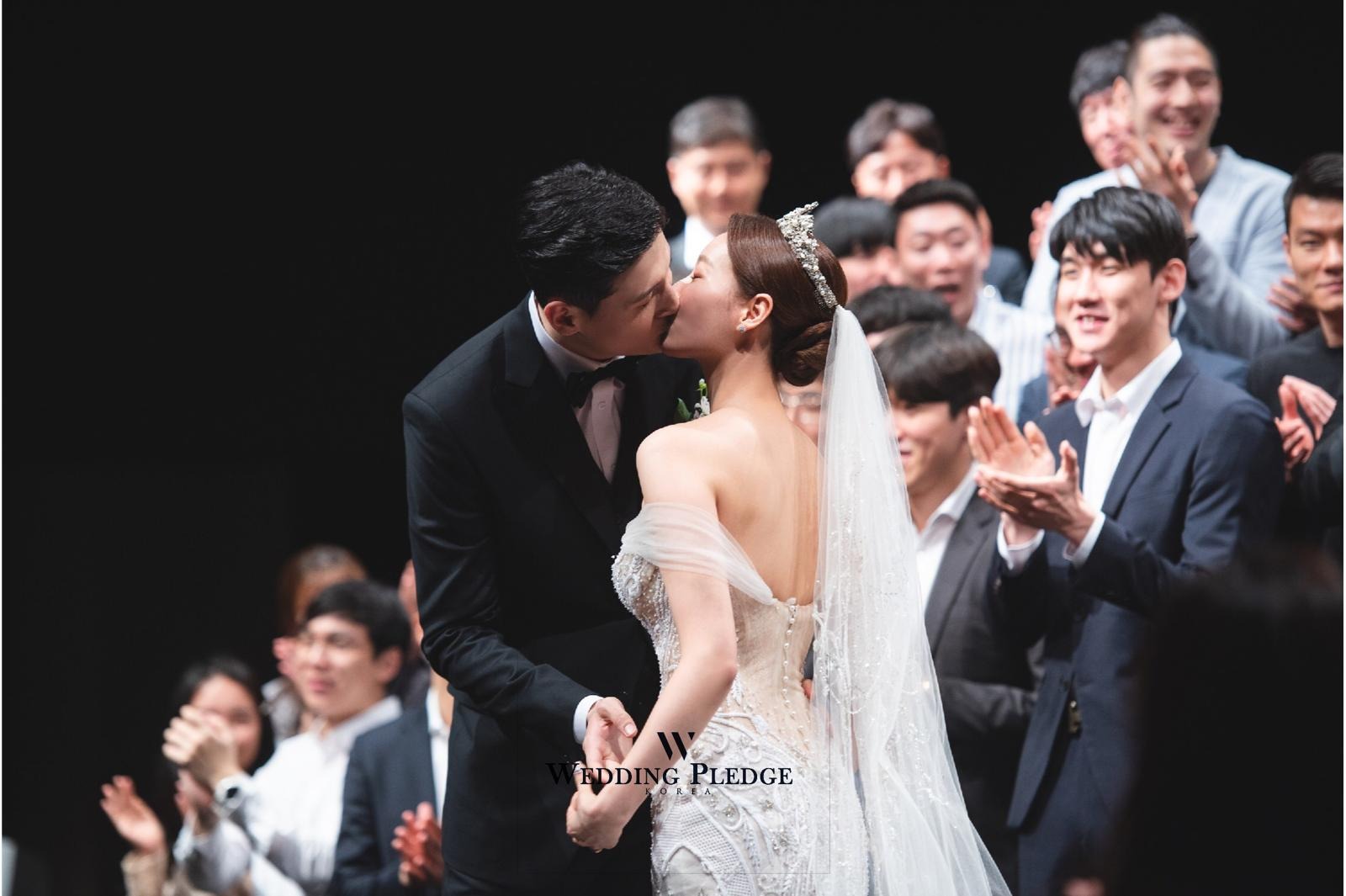 黑色和白色玫瑰花与叶子和茎。装饰元素为纹身, 贺卡, 婚礼请柬。手绘向量例证. 图库矢量图©UncleLeo 221348186, image size:1600x1065