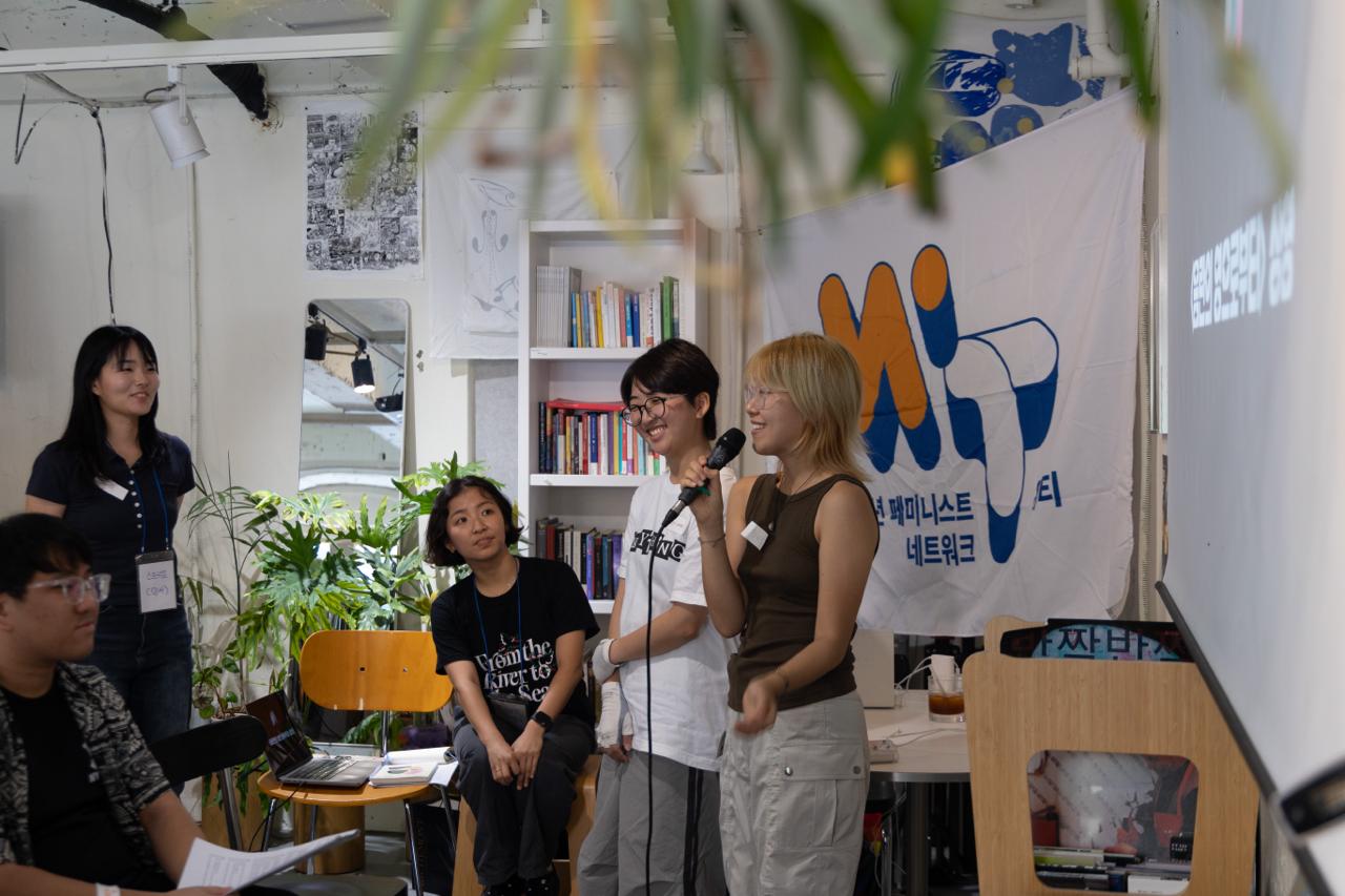 팀 자색의 나민과 궐재가 마이크를 잡고 말하고 있다. 