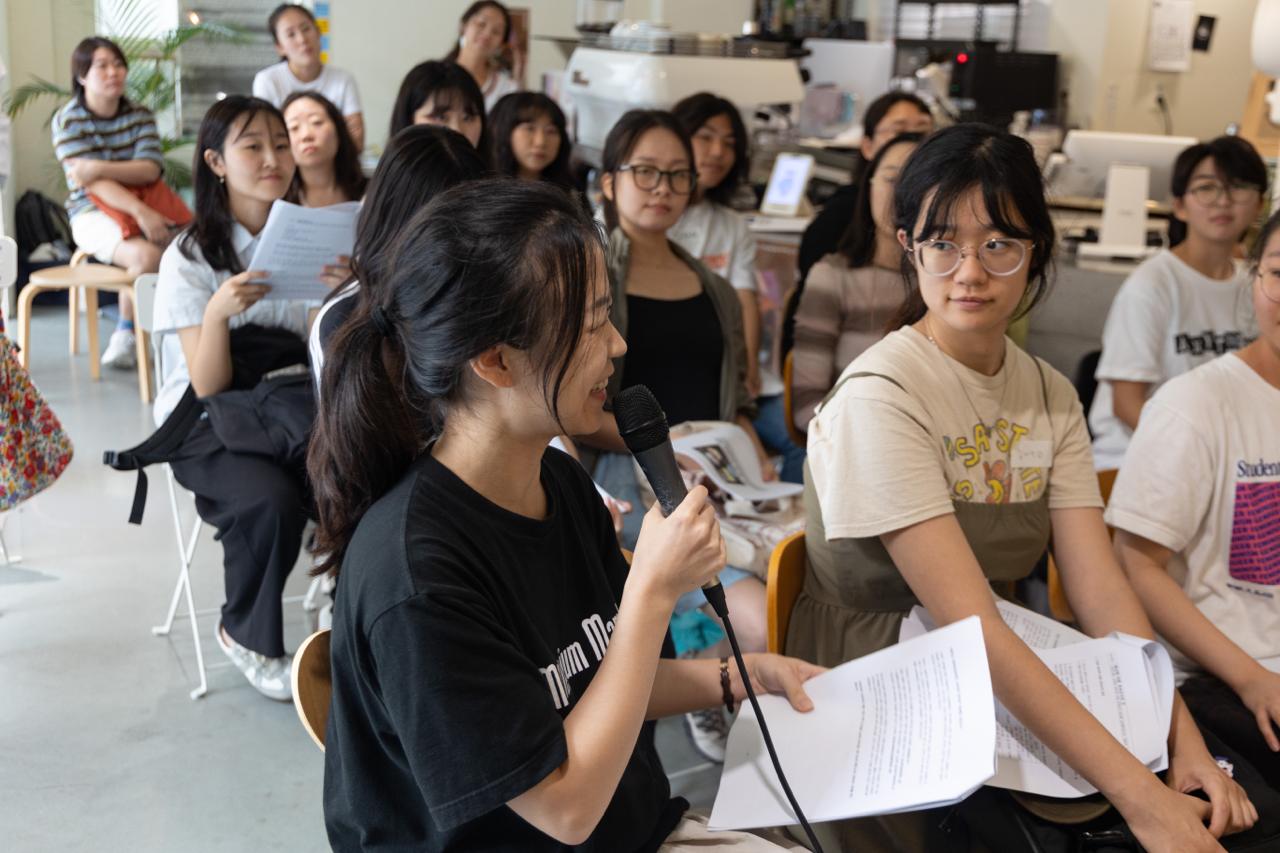 참가자가 웃는 얼굴로 마이크를 잡고 소감을 말하고 있다. 