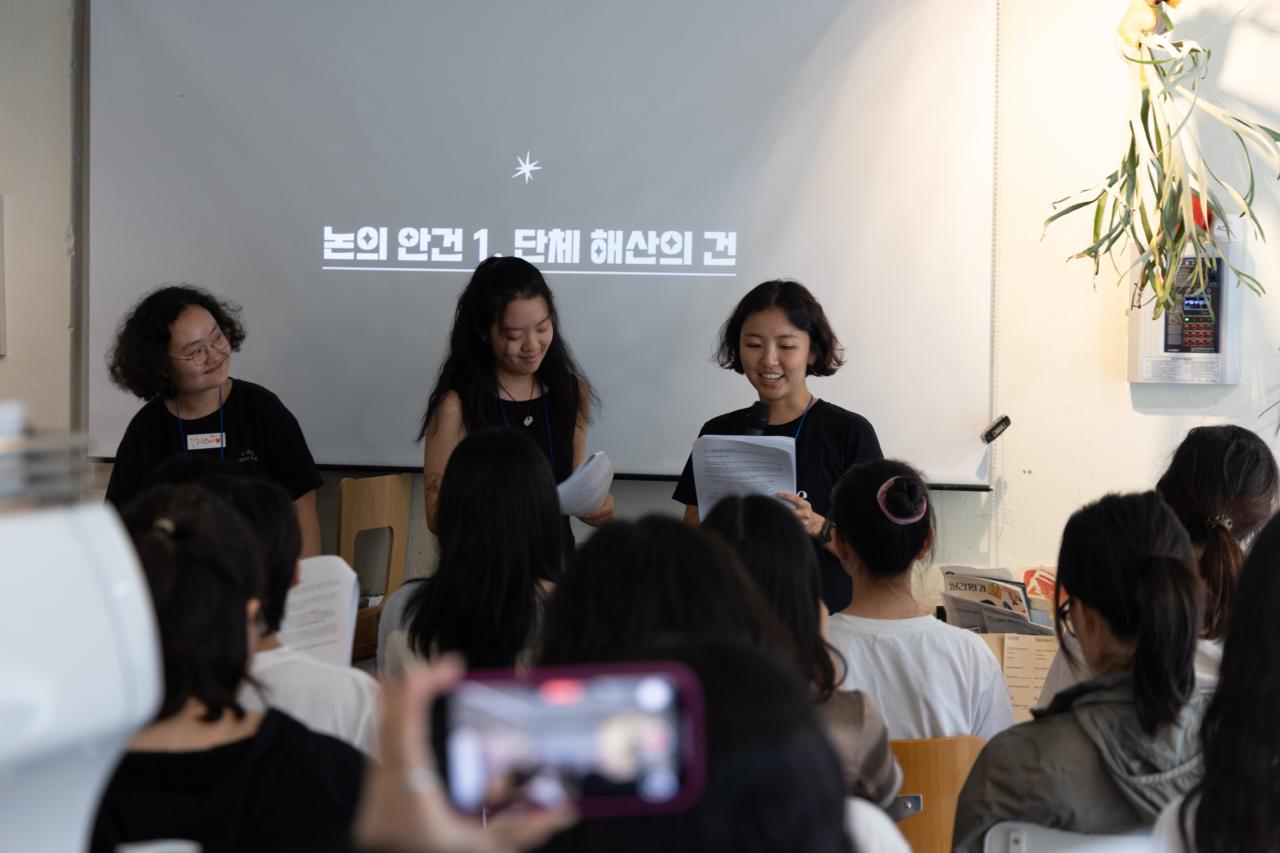 참가자 지혜, 경하, 하영이 웃는 얼굴로 해소선언문을 낭독하고 있다.