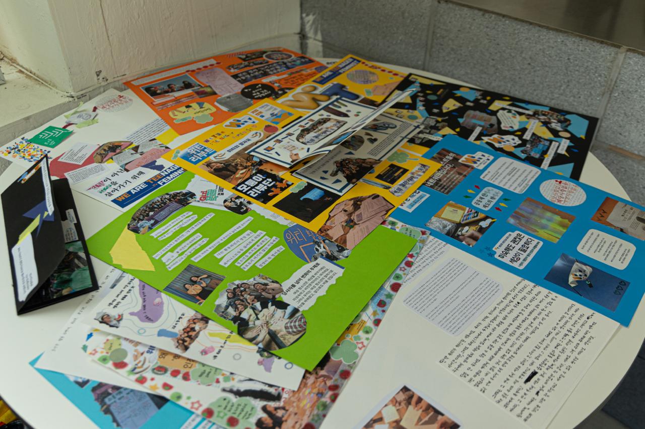 지난 워크샵에서 위티의 활동 자료들을 오려 붙여 만든 진(zine)들이 전시되어 있다.