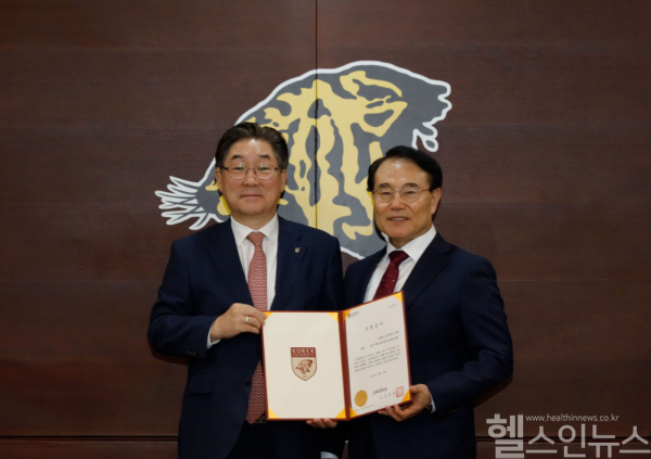 (왼쪽부터) 김동원 총장, 윤형선 의대 교우회장 (사진 제공=고려대의료원)