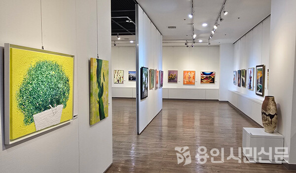 용인미술협회 정기회원전이 6월 1일까지 용인문화예술원 전시실에서 열린다.