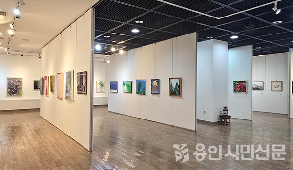 용인미협 정기회원전이 열리고 있는 용인문화예술원 전시실 전경.