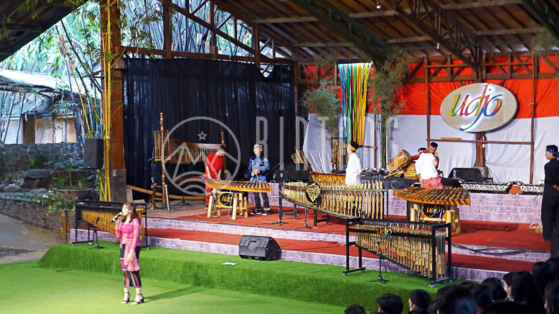 사웅 앙꿀롱 욷조 공연장에서 공연을 관람하는 관객들