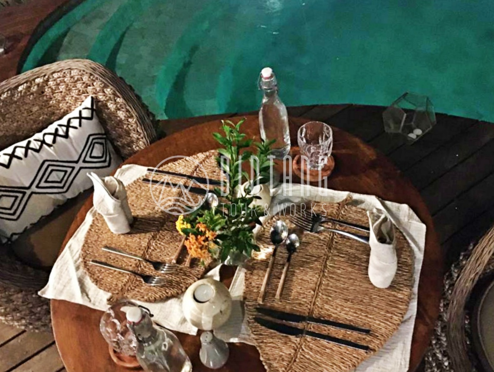 로맨틱 디너를 위해 꽃 장식과 냅킨 식사 도구를 세팅한 식탁