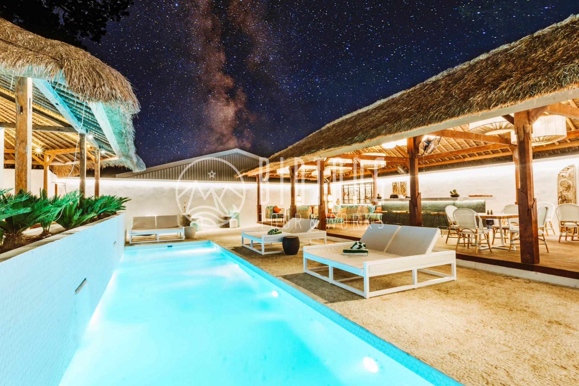 수영하며 별을 감상 할 수 있는 공용 풀