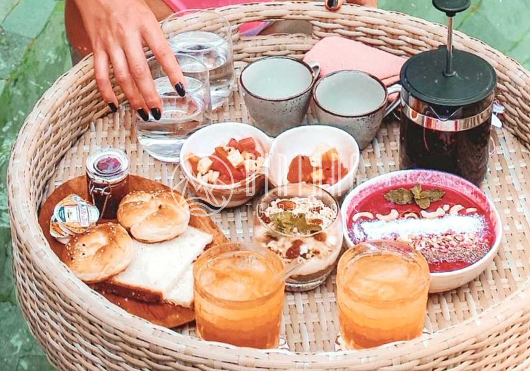 MAJO 호텔에서 제공하는 빵, 음료, 커피, 샐러드 등으로 구성된 플로팅 조식