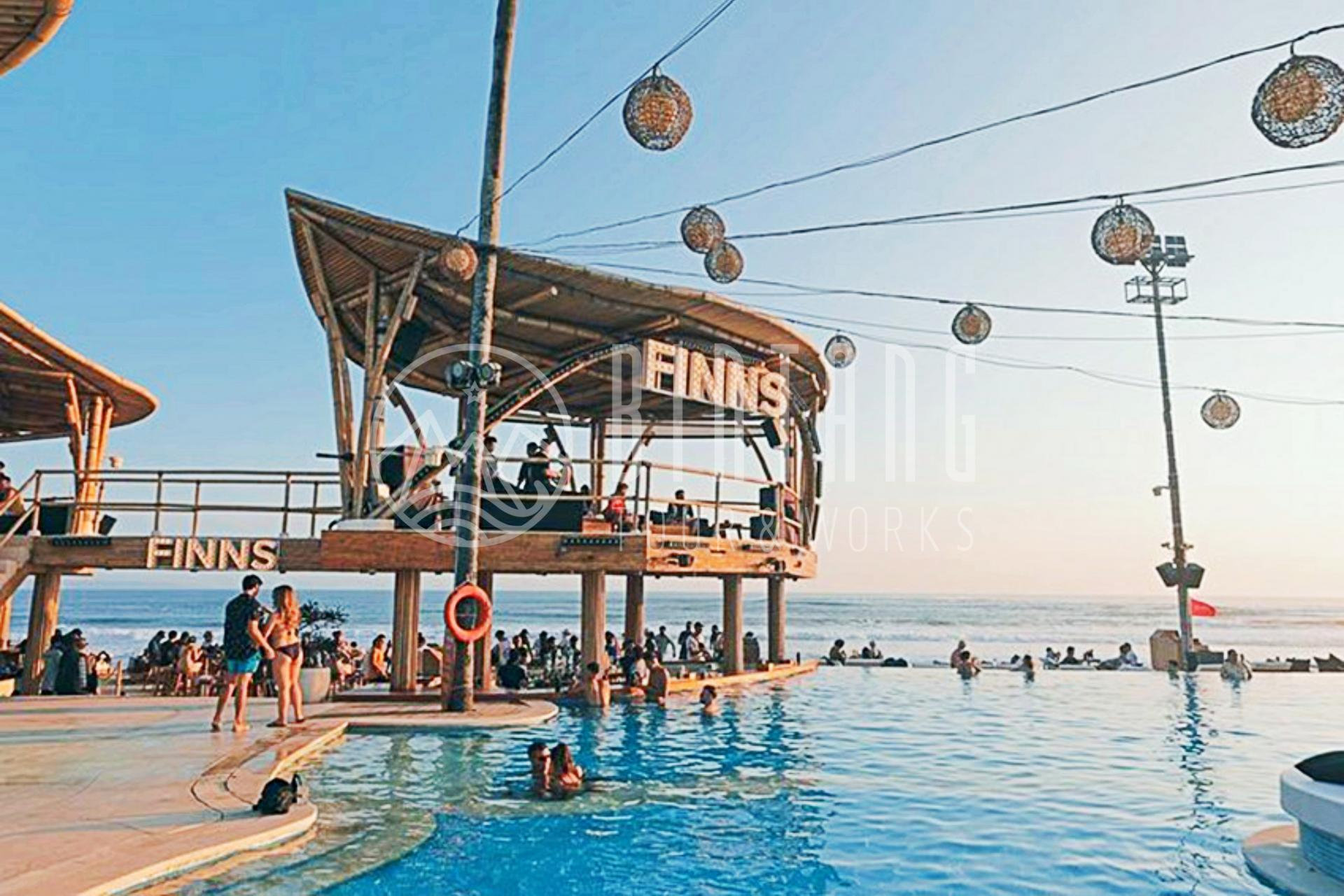 핀스 비치 클럽에서 수영을 하고 술과 음료를 즐기는 관광객들