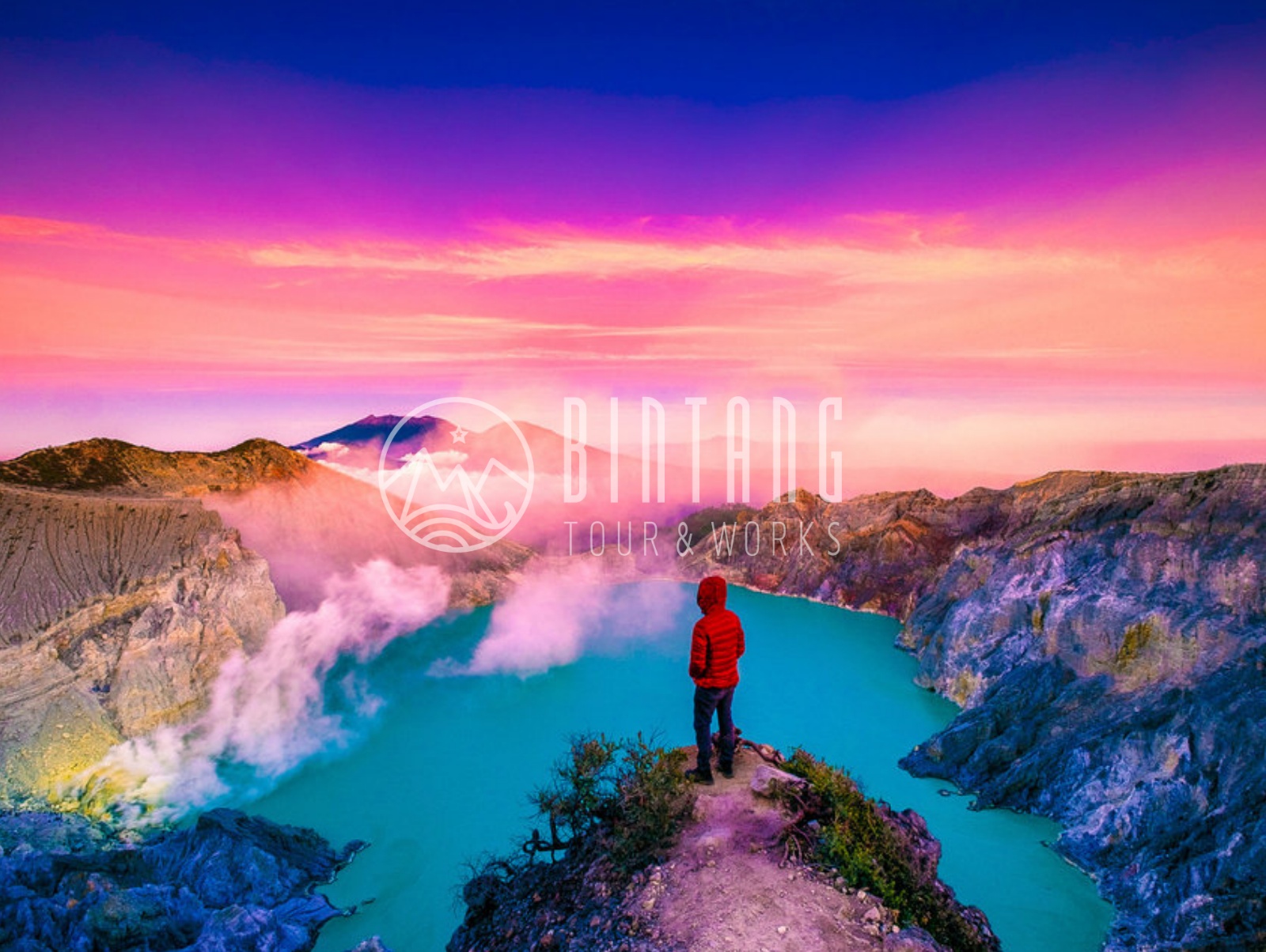 이젠 화산 정상에서 내려다 보는 칼데라호가 있는 전경